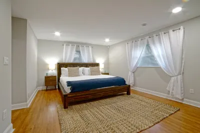 Renovated House Heated Pool Gourmet Kitchen Pet Friendly Walking to the Downtown