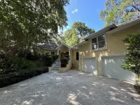 Peaceful 3 bedroom oasis home close to tennis and shopping