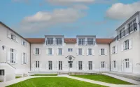 L'Horloge - Appart'Hotel Proche de Disneyland Hotels in Montevrain