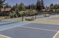 Gorgeous Tahoe Condo/Pools/Hot Tub/Tennis/ 1/2 Mile to Beach!