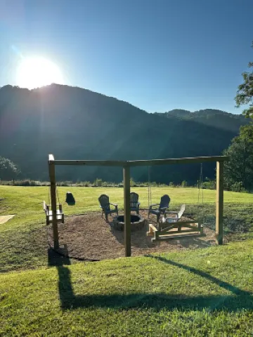 Guest house~ HOT TUB ~Breathtaking mountain views near Hatley Point