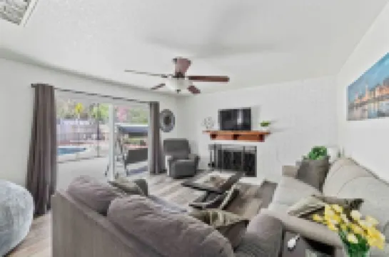 4-bedroom house w/4th room as private separate suite w/POOL