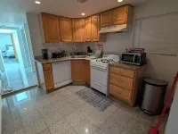 Comfy 2-bedroom apartment with AC, WiFi in Oak Park 奧克帕克酒店