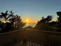 Gem of Yachats! Great view and location, dog friendly and cozy fireplace!