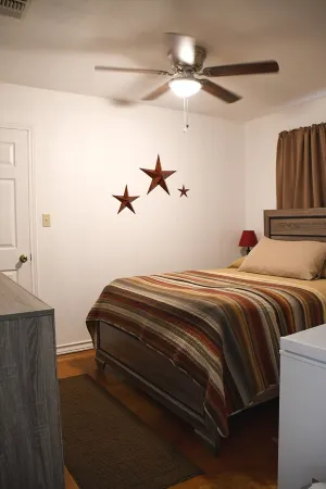 Bandera/Pipe Creek House on Medina River-Large Deck with beautiful view Отели в г. Пайп Крик