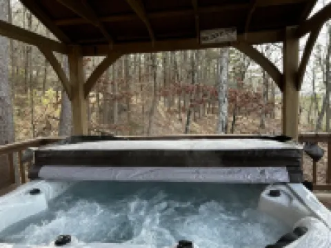 Greers Ferry Lake - Crockett's Escape Cabin with 6 person hot tub