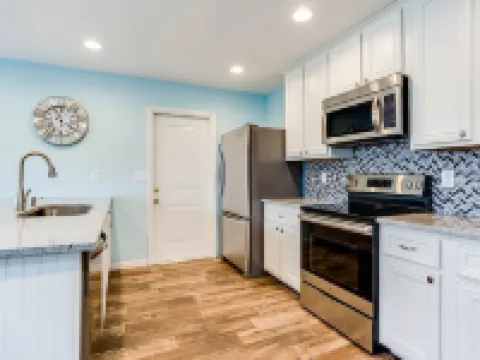 A+Beach Access! 3BR/2BA-1,600sq ft! 100 ft from beach! fenced yard- 5!