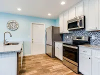 A+Beach Access! 3BR/2BA-1,600sq ft! 100 ft from beach! fenced yard- 5!