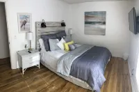 The Hideaway- Cozy Home in the Woods