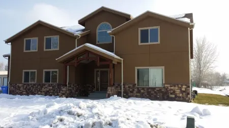 Newer 2000 plus sq ft Apartment Bring your Pets and Toys