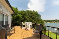 Large family home with dock on Lake Keowee! Hotels in Oconee County