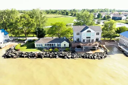 "SHELLSEEKER"  4 BED LAKEFRONT PRIVATE BEACH SLEEPS 14 plus