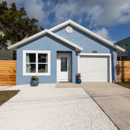 NEWLY RENOVATED DOG FRIENDLY BEACH HOUSE WITH FENCED IN YARD 1 BLOCK TO BEACH