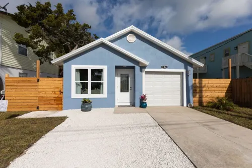 NEWLY RENOVATED DOG FRIENDLY BEACH HOUSE WITH FENCED IN YARD 1 BLOCK TO BEACH