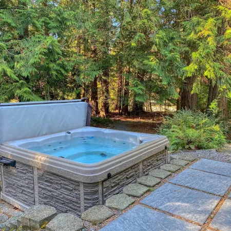 Clean & Cozy 2br/2ba, Remodeled w/ Hot Tub, Close To Beach & Town: See Reviews