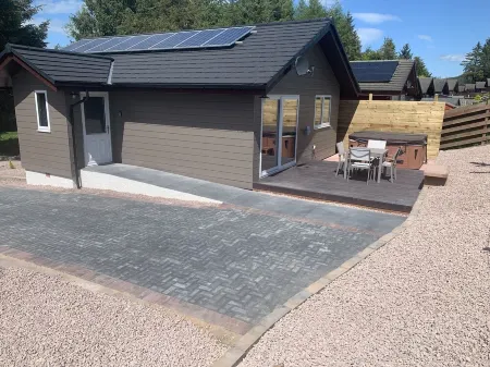 Woodburn Lodge With Private Hottub,  Smart tv with Wifi, Veiws To Mabie Forrest Отели в г. Дамфриз