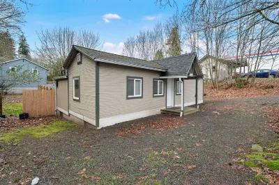 Charming Bremerton Cottage Hotels near Kitsap Regional Library, Bremerton - Dr. Martin Luther King Jr.