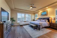 The Palms - Fire Pit, Ping Pong, Pool & Spa, Walk to Festivals!