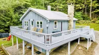 Modern Chalet w/ Serene Views and Jacuzzi Hot Tub- 15 Minutes to Okemo Mountain - シャレー