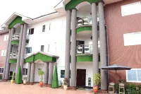 Golden Crystal Hotel فنادق في Adjiringanor