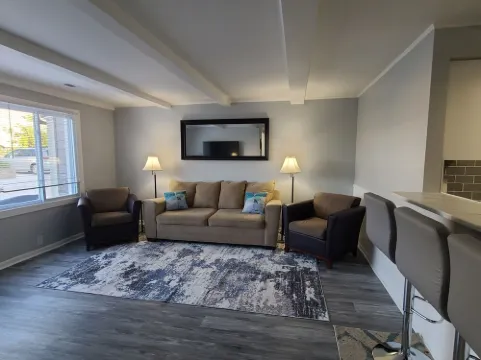 Cozy Boathouse Located at the Cedar Point Entrance!