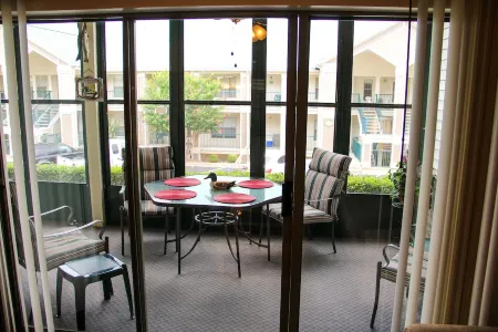 Emerald Bay Condo On-Site Marina Boating, Golf, WiFi, 2 pools, 4 Flatscreen TVs