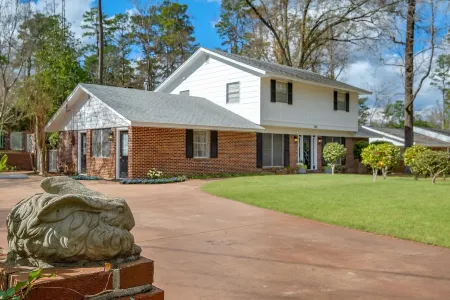 Camellia's Garden \\ 6 Bedrooms \\ 9 Beds \\ Patio Garden \\ Fountain \\ Park