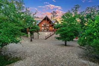 Family Retreat, 3 King Suites, Wine, Playground, Hot Tub, Fire Pit, Private!