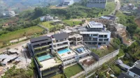 Jaden Hill Mountain City View Villa 8 Bedrooms with a Private Heated Swimming Pool and a Movie Room Hotell i Desa Sindanglaya