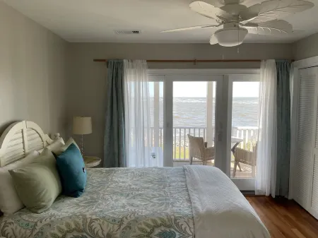 Saltwater Zen -- Your Oceanfront Retreat on Fripp Island Отели в г. Фрипп Айленд