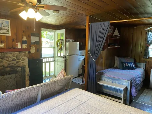 Parkview Cottage #2 - 1/2 block to city beach