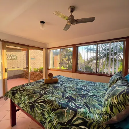 Angourie Beach House - total ocean views Отели в г. Ямба