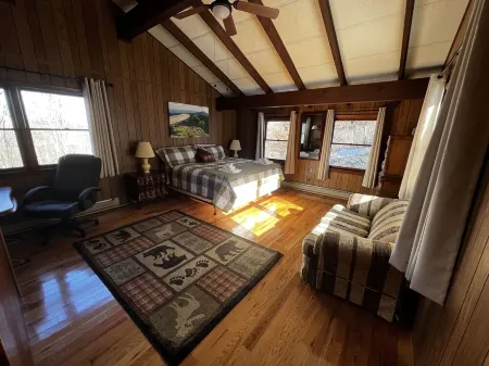 Beech Mountain Hideaway w/ large backyard - 2 min from slopes Отели в г. Бич Маунтин