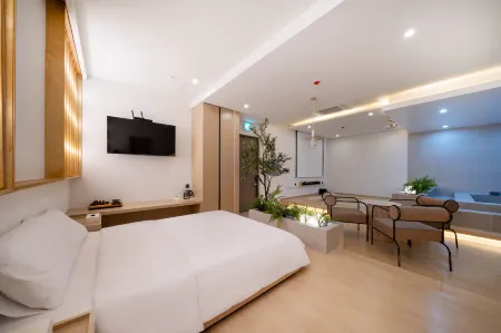 Geojedo Gohyeon Hotel Vibe Отели рядом с достопримечательностью «Hakdong Mongdol Beach»