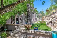 Tucson Hilltop Estate: Sleeps 9, Heated Pool  & Spa, Game Room, Cantina, Gas BBQ