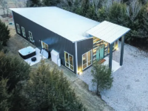 Bison Cabin with Hot Tub, Air Hockey & Pool Table, South of Norman Hotels in McClain County