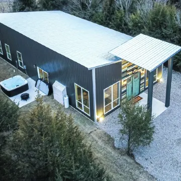 Bison Cabin with Hot Tub, Air Hockey & Pool Table, South of Norman