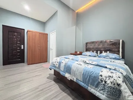 AJ kost & homestay Отели в г. Demang Lebar Daun