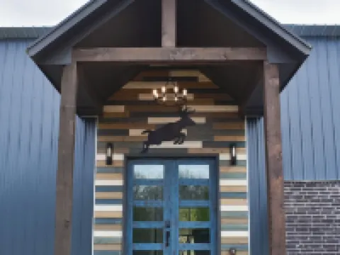 WhiteTail Cabin with Shuffleboard, Fireplace, WiFi, South of Norman Hotels in McClain County