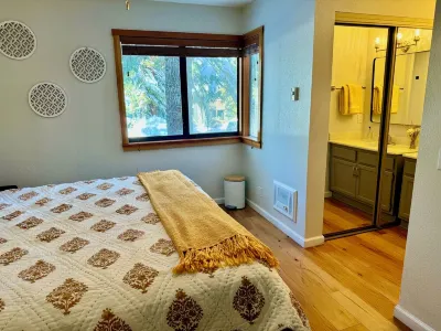 Escape to Mammoth: Cozy Condo with Easy Access to Canyon & Village Hotels near Mammoth Creek Park