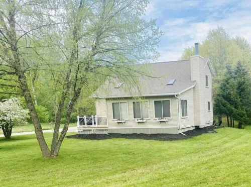 Cozy Canadian lakes cottage (Pet friendly)