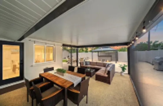 Putt 'n Plunge Paradise: 3/2 House 10 Mins to Downtown & 15 Mins to Lido Beach