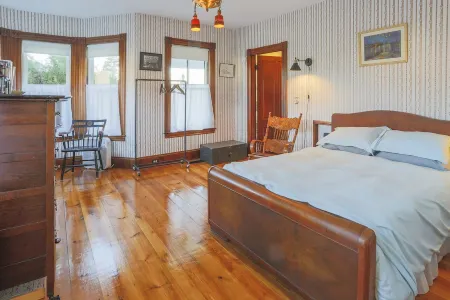 1850’s 5 acre Farm on Lower Mason Pond Отели в г. Waldo County