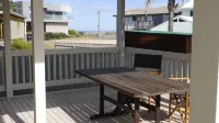 Spacious family house less than 1min walk to Middleton's favourite Surfers Beach Hotels in Middleton