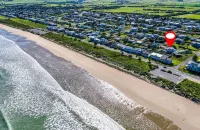 Spacious family house less than 1min walk to Middleton's favourite Surfers Beach Hotels in Middleton