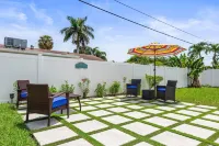 Glam's Guest House in Palm Beach Gardens Hotels near Phenix Salon Suites
