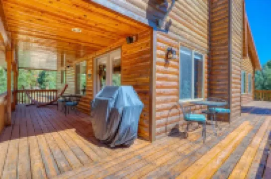 Mountain retreat in Duck Creek. Prime location.