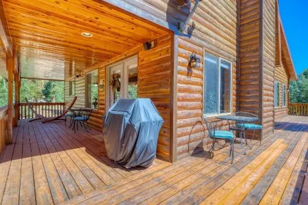 Mountain retreat in Duck Creek. Prime location.