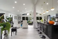 10 minutes from dozens of wineries!