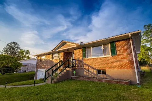 Pet Friendly*Pool Table*Heated Patio Green Door Getaway @ New River Gorge NP